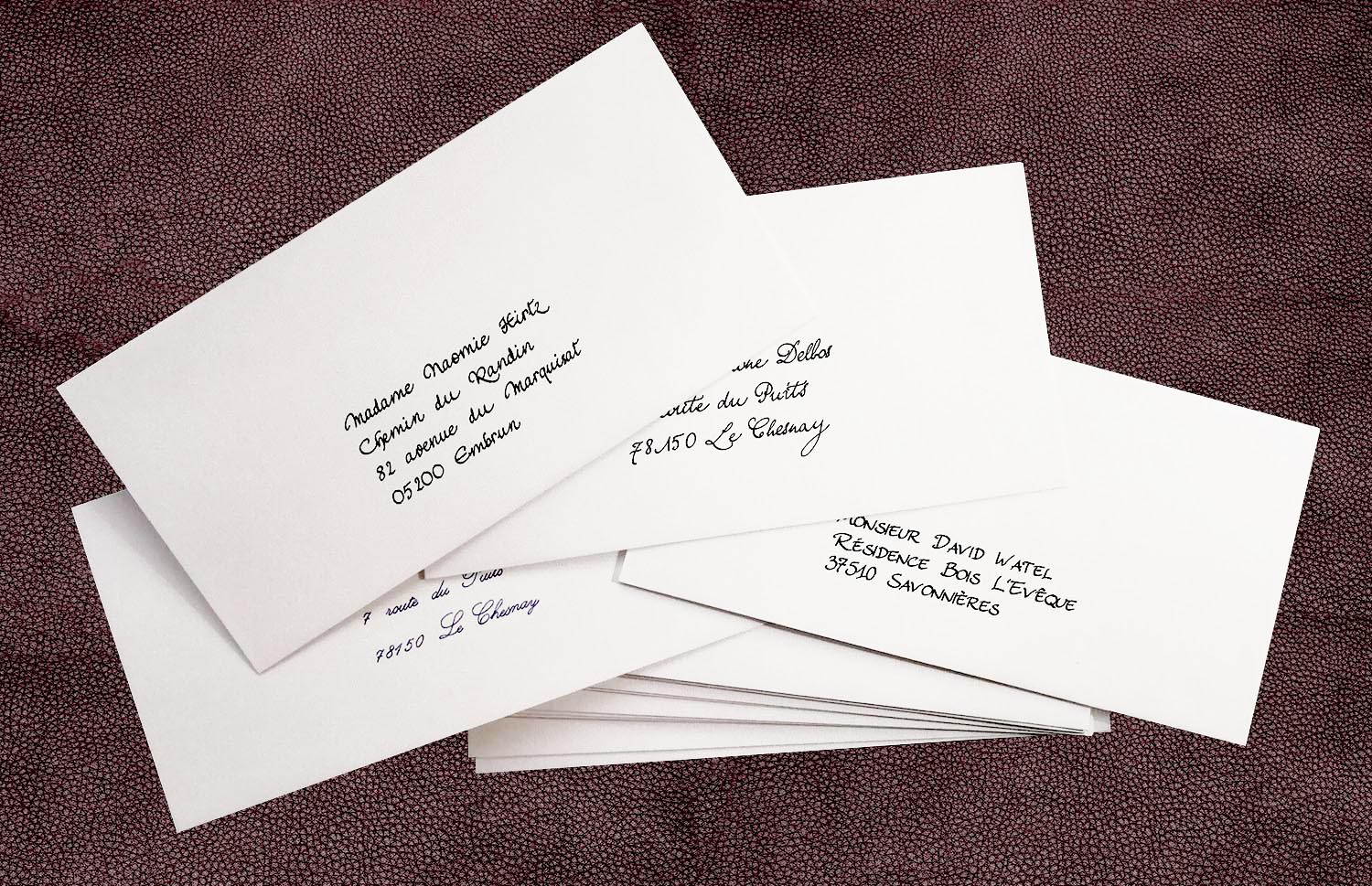 Les enveloppes avec adresses manuscrites ajoutent une touche de personnalisation et un charme incontestable