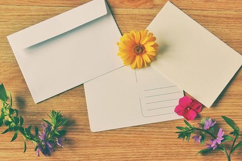 Solution clé en main : impression et routage de cartes postales personnalisées avec affranchissement 